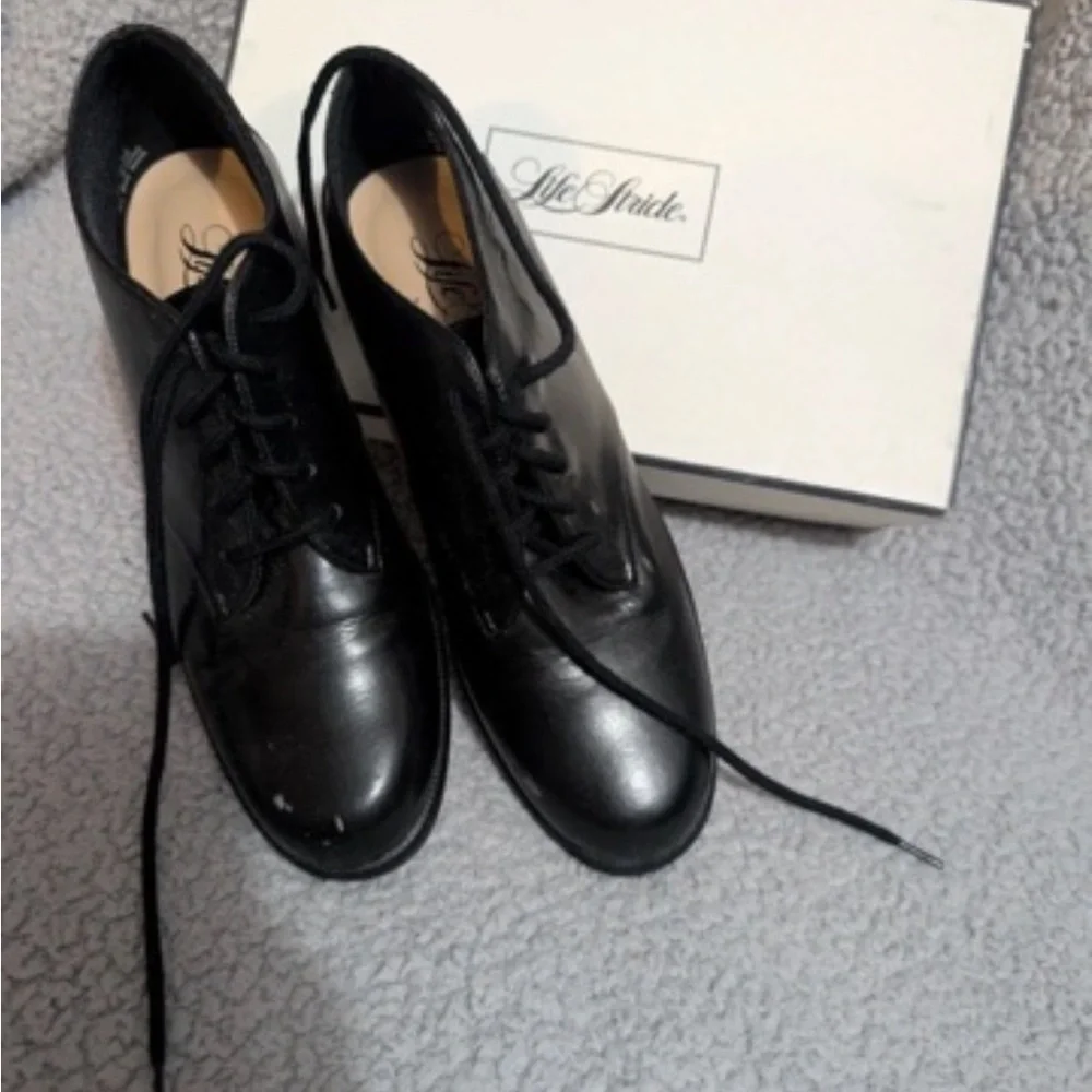 Life Stride Black Leather Lace-Up Oxfords